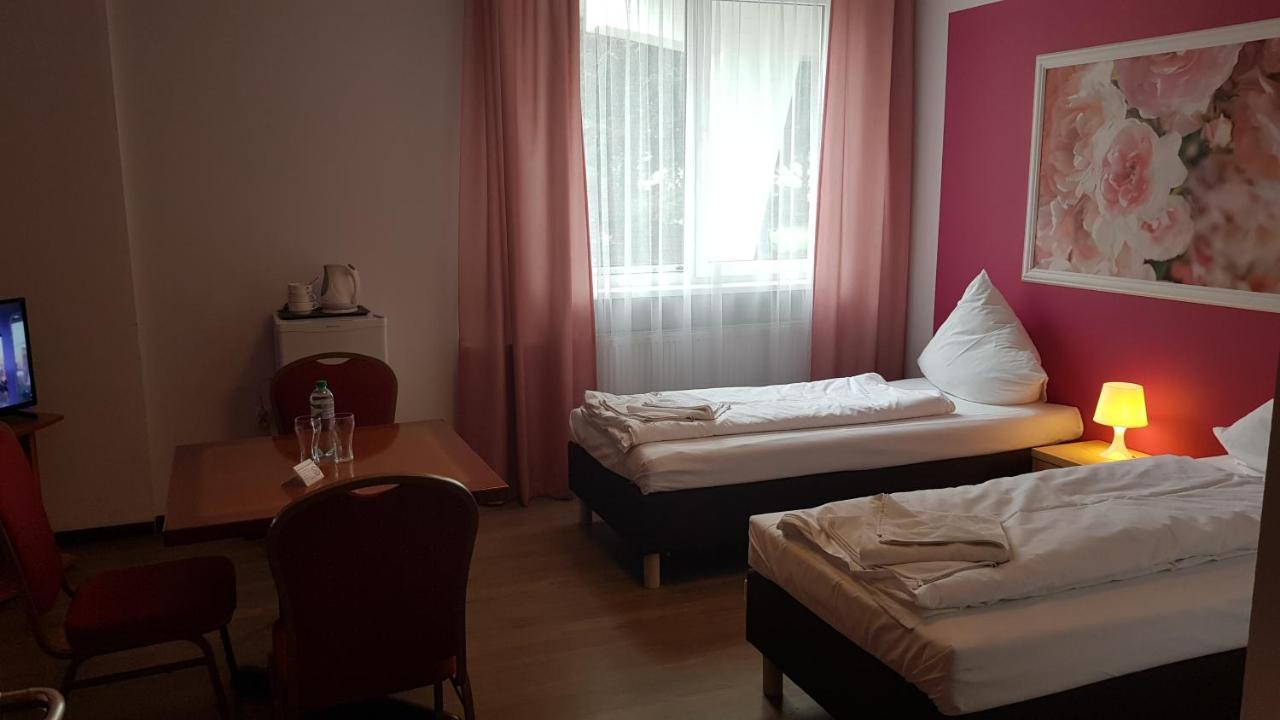 Hotelik Kameleon Pokoje Goscinne Jawor Esterno foto