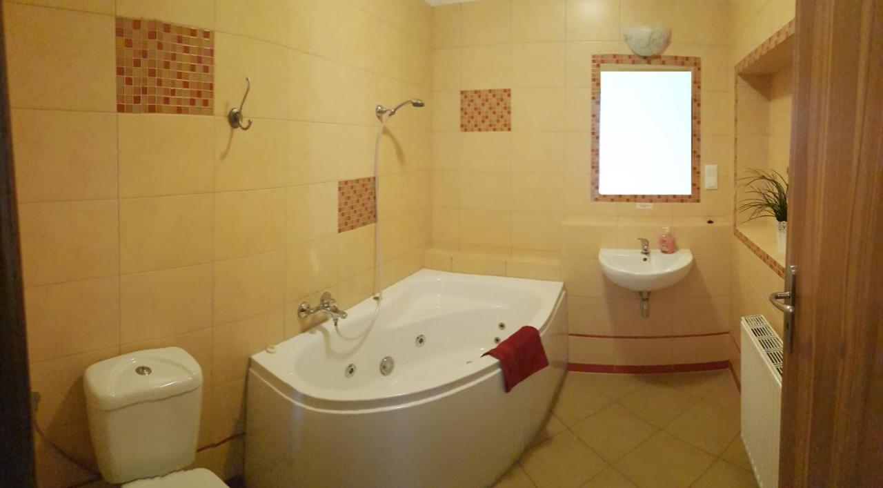 Hotelik Kameleon Pokoje Goscinne Jawor Esterno foto
